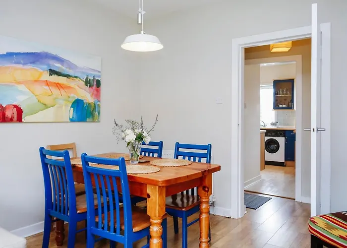 Edinburgh Central 2-Bedroom Old Town Apartment
