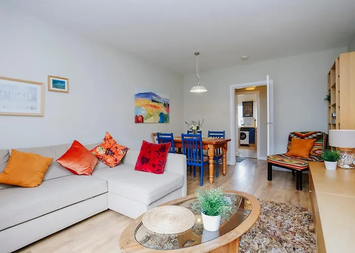 Edinburgh Central 2-Bedroom Old Town Apartment