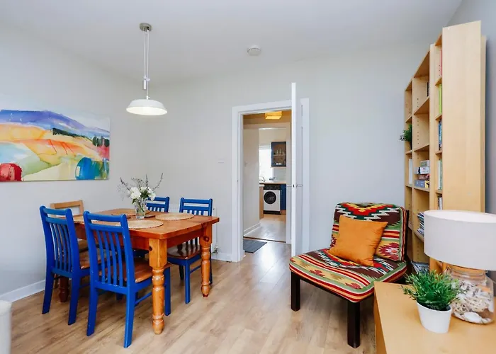 Edinburgh Central 2-Bedroom Old Town Apartment