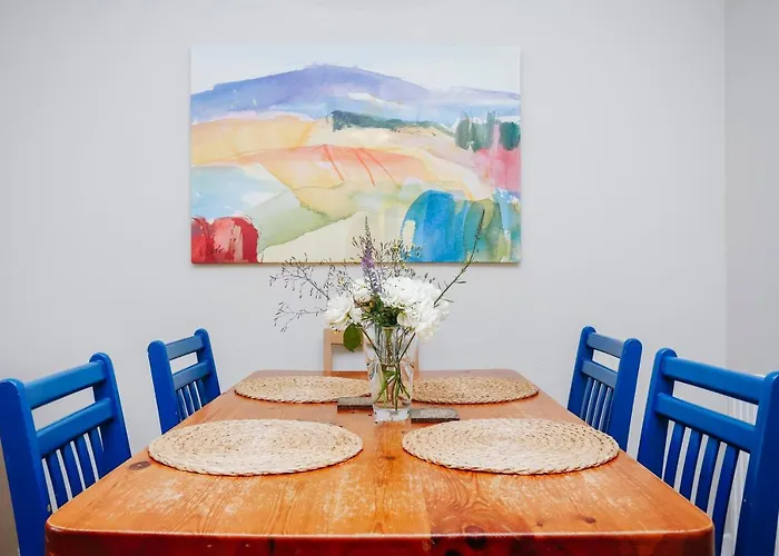 Edinburgh Central 2-Bedroom Old Town Apartment